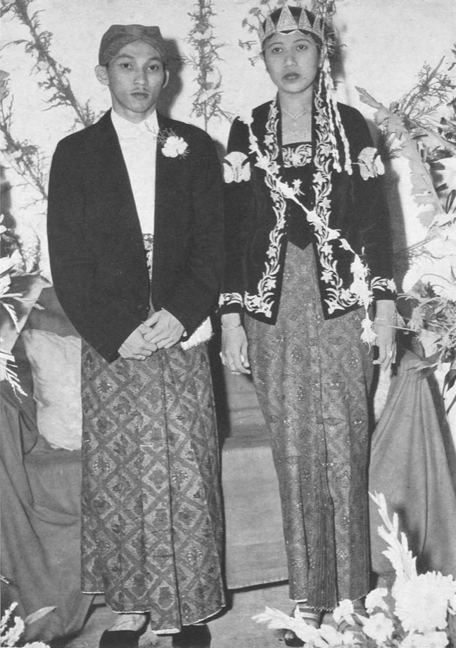 A black-and-white 1953 photograph of a Javanese wedding couple in traditional dress