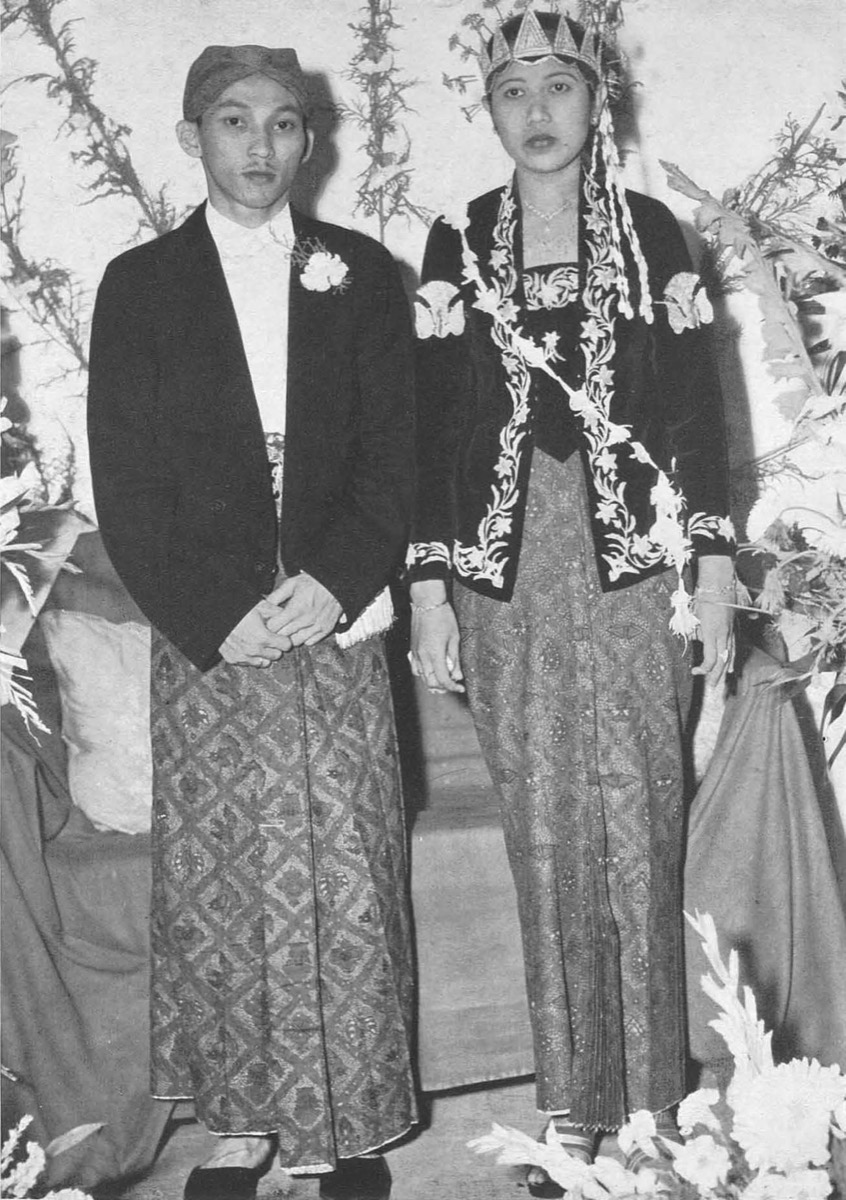 A black-and-white 1953 photograph of a Javanese wedding couple in traditional dress