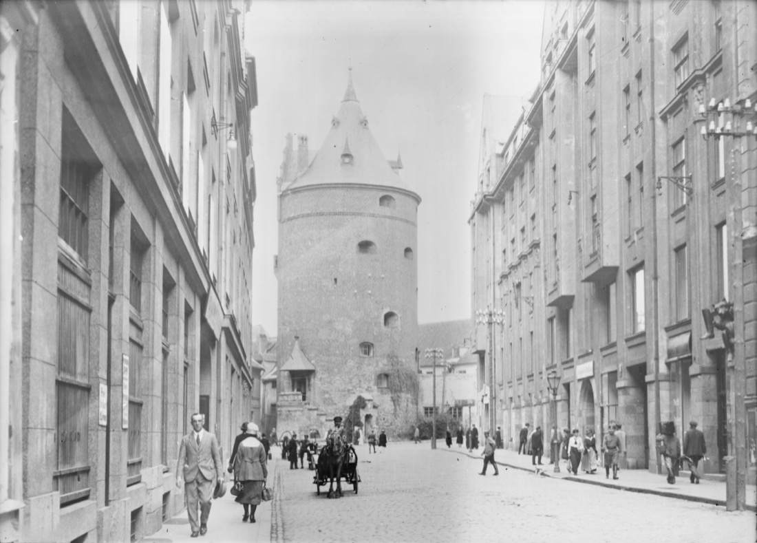 A black-and-white 1920s photograph of the Powder Tower in Riga